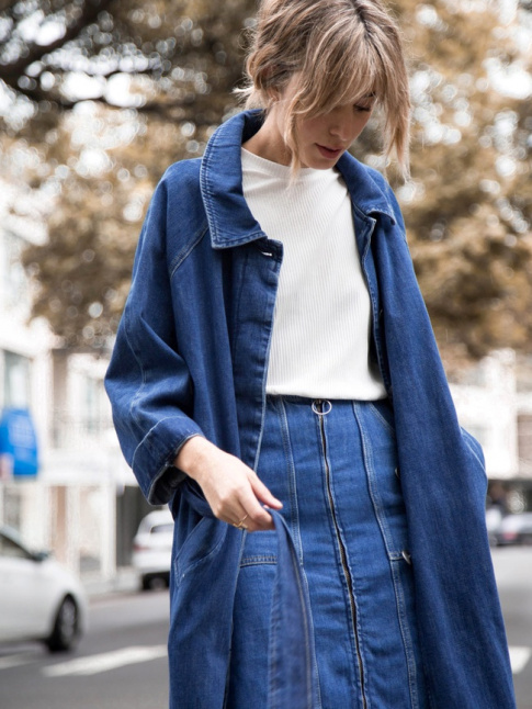 Avec sa dgaine casual/nineties, cette longue veste en jean a tout bon !
