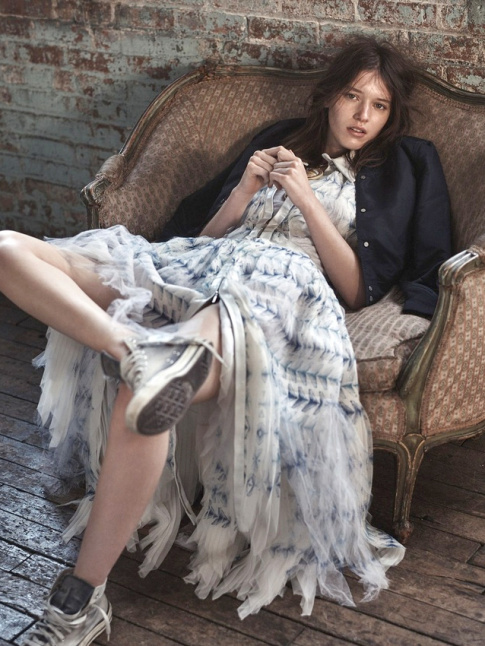 Entre robe longue, bomber bleu marine et Converse, cette silhouette no romantique/grunge a tout bon !