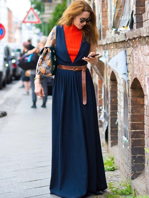 Orange + bleu marine + marron = le bon mix