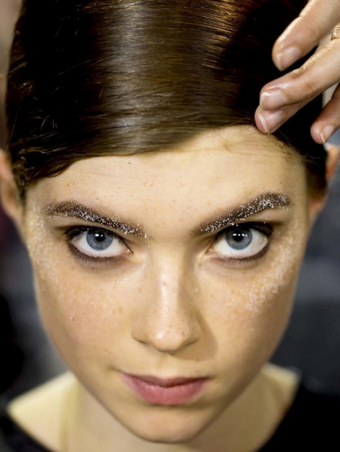 Pour ou contre les paillettes de sourcil ?