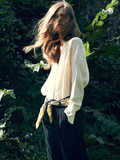 Blouse fluide + foulard port en guise de ceinture + pantalon masculin = le bon mix
