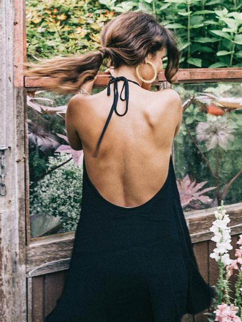 Slip dress noire dos nu + croles dores = le bon mix