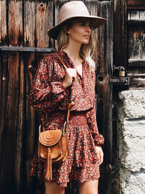 Petite robe fleurie + sac boho = le bon mix