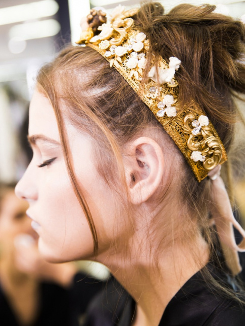 Large head band dor + chignon coiff/dcoiff = le bon mix