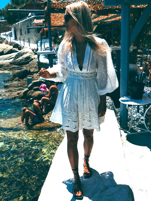 Rien de tel qu'une petite robe blanche pour mler nonchalance et sophistication estivale