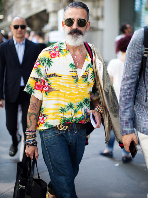 On piquerait bien  ce monsieur sa chemise exotique !
