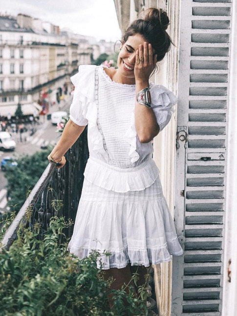 Petite robe blanche bohme romantique + chignon haut = le bon mix