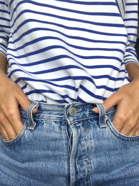 La marinire glisse dans le Levi's : un gimmick dont on ne se lasse pas...