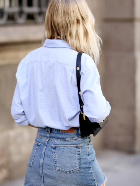 Chemise masculine + mini jupe en jean effiloche = le bon mix