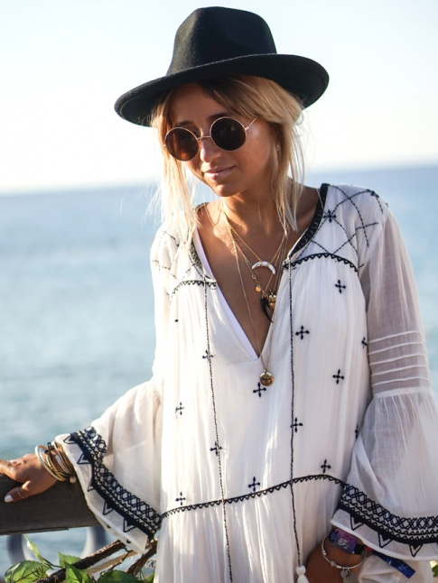 Oui  la robe semi-longue bohme que l'on enfile sur un bikini !