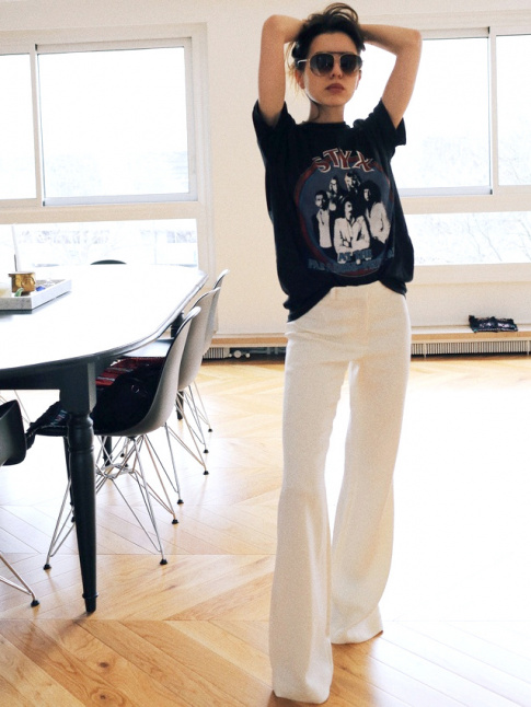 Wanted : un jean flare blanc tombant gnreusement sur le pied