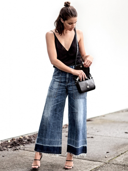 Jean flare 7/8 lgrement destroyed + fines sandales noires + dlicat top noir = le bon mix