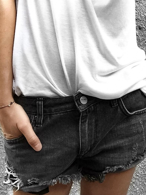 Tee-shirt ultra loose + short en jean noir court et lgrement destroy = le bon mix