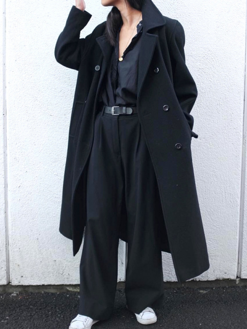 Pardessus masculin + pantalon large + chemise gnreusement dboutonne = le bon mix