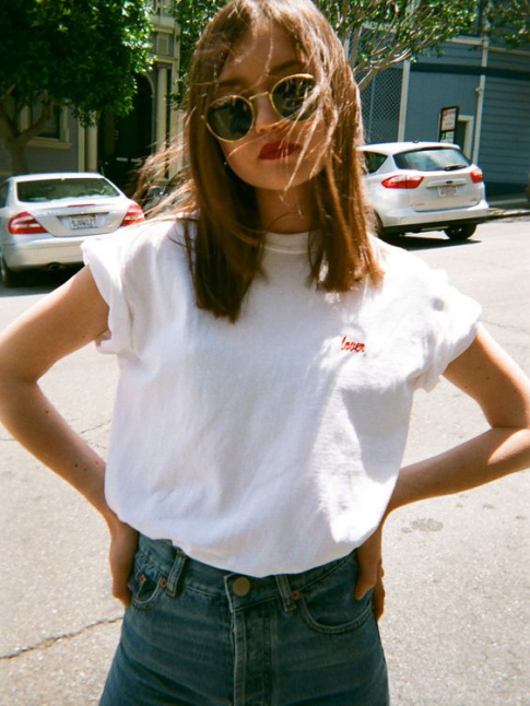 Qui n'a pas son tee-shirt blanc brod de rouge ?