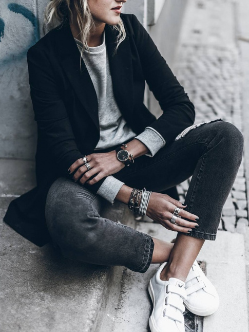 Sweat gris + blazer noir + baskets blanches = le bon mix