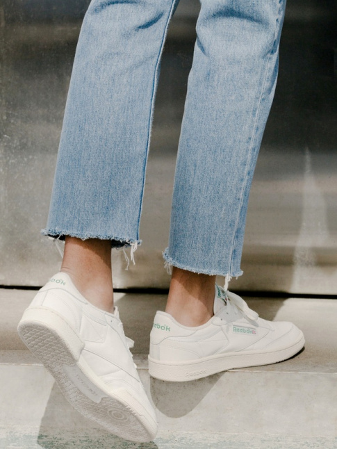 Jean coup court sur la cheville + baskets blanches = le bon mix