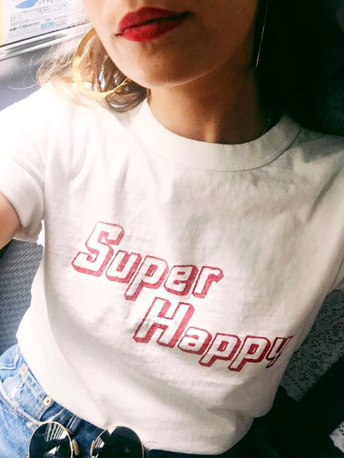 Rien de tel qu'un trait de lipstick rouge pour booster un tee-shirt esprit vintage !