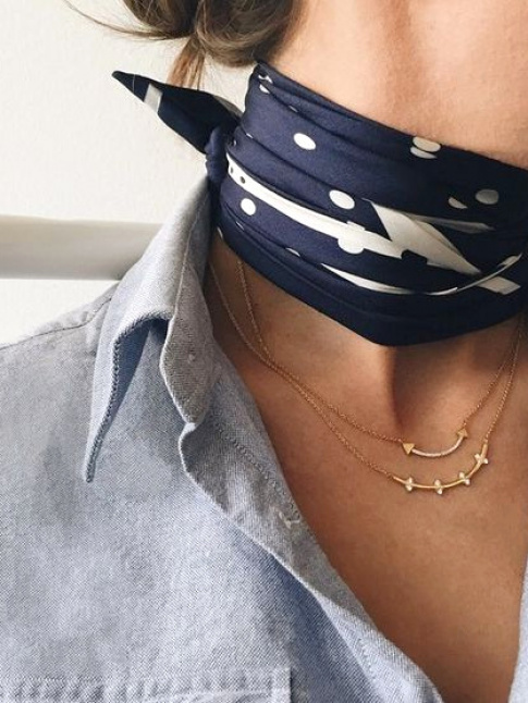 Foulard nou prs du cou + fin colliers = le bon mix