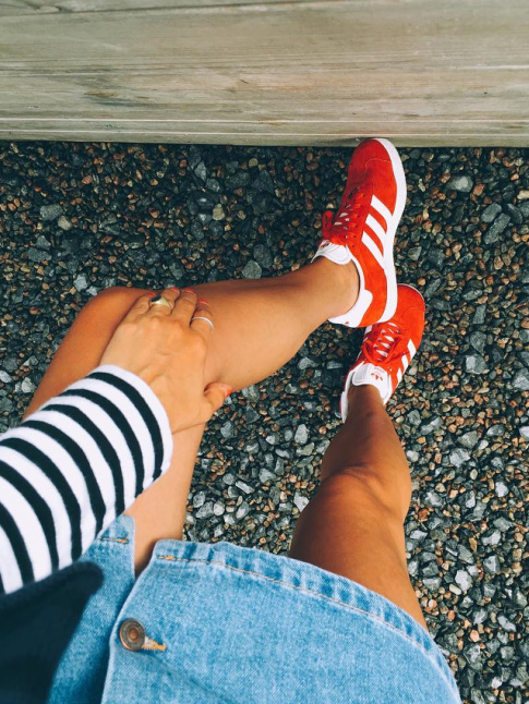 Wanted : une paire de baskets rouges