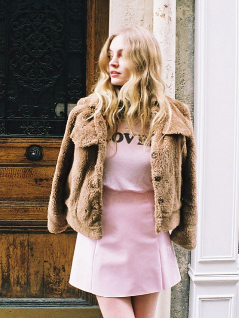 Fausse fourrure marron + look rose bubble gum = le bon mix