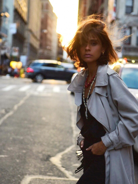 Carr flou + trench un brin trop grand + soleil couchant = le bon mix