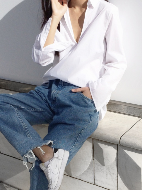 La chemise blanche cache-coeur, idale pour injecter une petite touche classique chic  un look casual