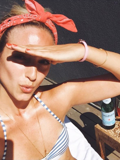 Bandana rouge nou dans les cheveux + bikini ray bleu et blanc = le bon mix