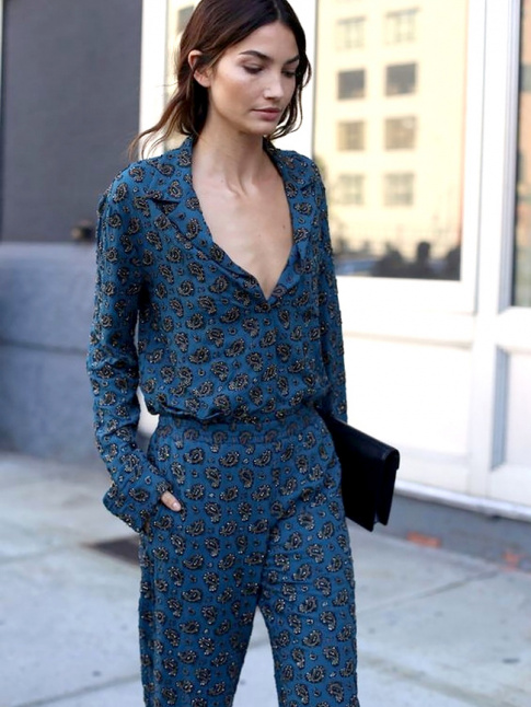 Dcline dans un tissu sophistiqu et porte en mode loose, cette combinaison pantalon a tout bon !