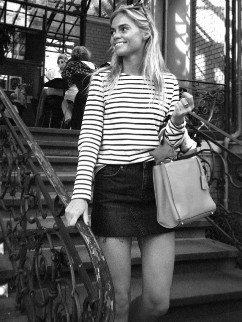 Le duo marinire/short en jean : la panoplie indispensable de la modeuse en vacances