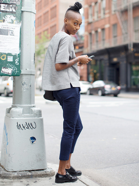 Look casual boyish + coiffure ultra travaille = le bon mix