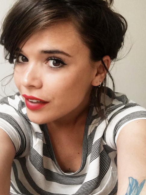Trait d'eye-liner + jeune femme ultra frache + rouge  lvres = le bon mix