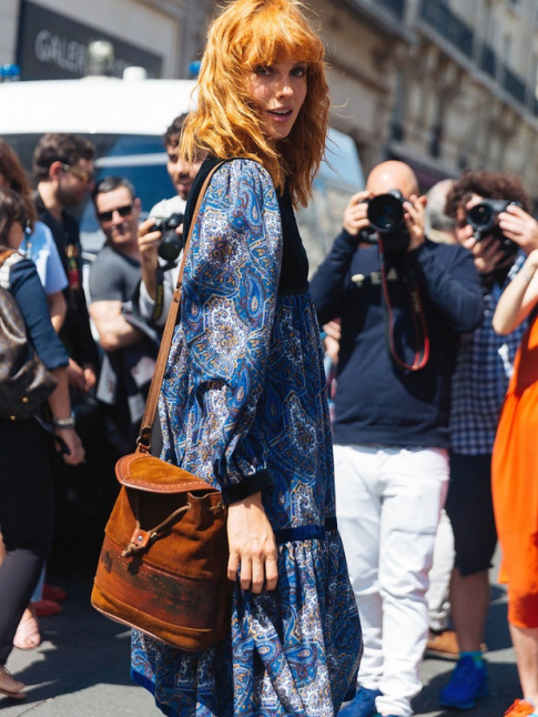 Imprims bleus + sac fauve + chevelure rousse = le bon mix