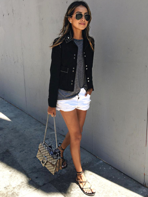 Rien de tel qu'une veste lgrement travaille pour rehausser le look tee-shirt/short en jean/sandales plates !