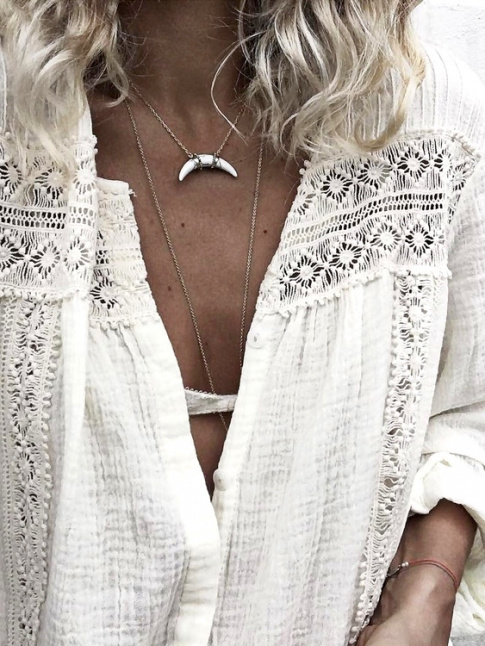 Blouse en dentelle + peau bronze + collier wild chic = le bon mix