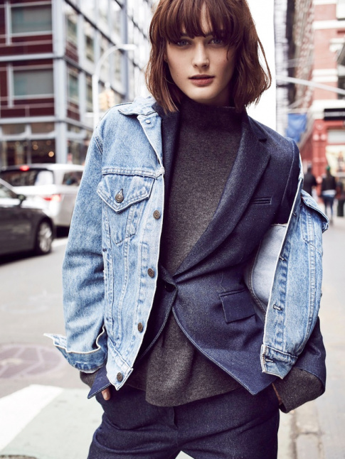 Oui  la veste en jean un brin large porte au dessus d'un blazer triqu !