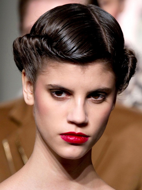 Cet automne, on pense  mixer nos looks sportswear/conceptuels  une coiffure soigne