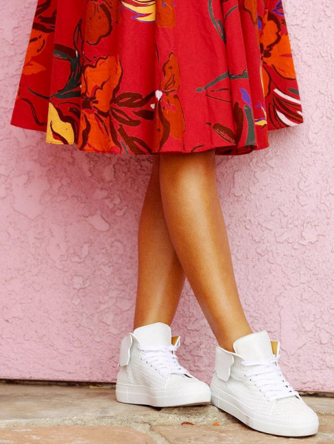 Jupe midi imprime + baskets blanches = le bon mix