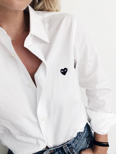 Chemise blanche + petite touche de fantaisie = le bon mix