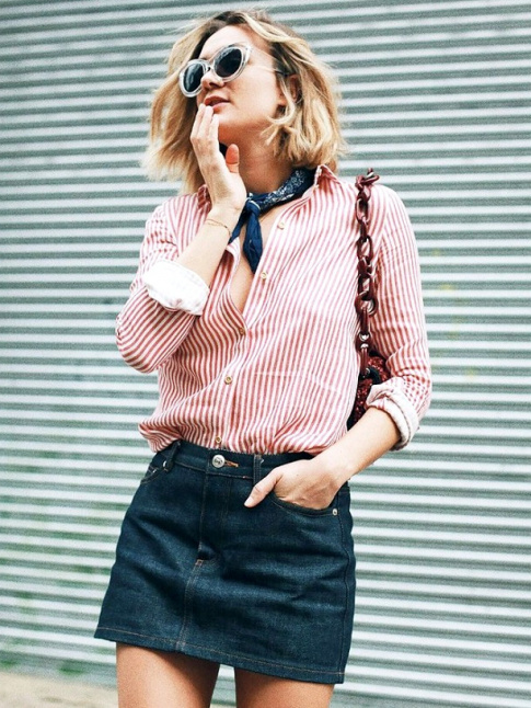 Associe  une chemise  rayures verticales, la mini jupe en jean se fait plus casual que sexy