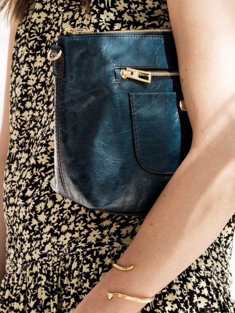 Imprim fleuri sur fond noir + cuir carbone + bijoux dors = le bon mix