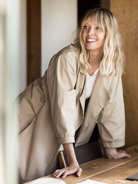 Le duo tee-shirt blanc/trench camel brille par son efficacit !