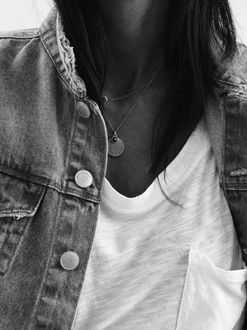 Rien de tel qu'un fin bijou dor pour booster le duo veste en jean/tee-shirt blanc !
