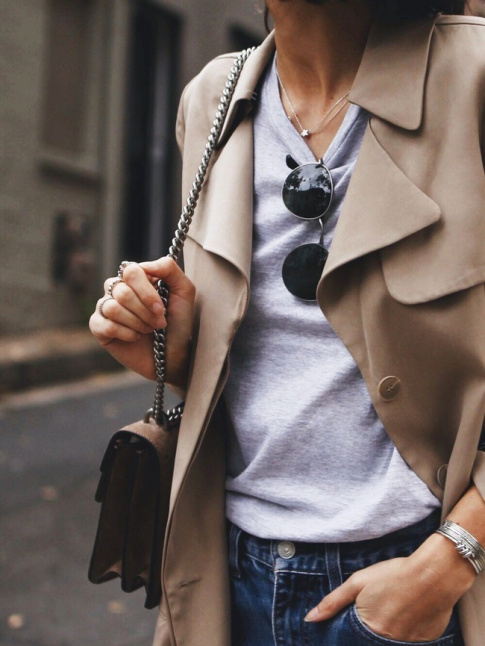 Trench camel + tee-shirt gris + nombreux