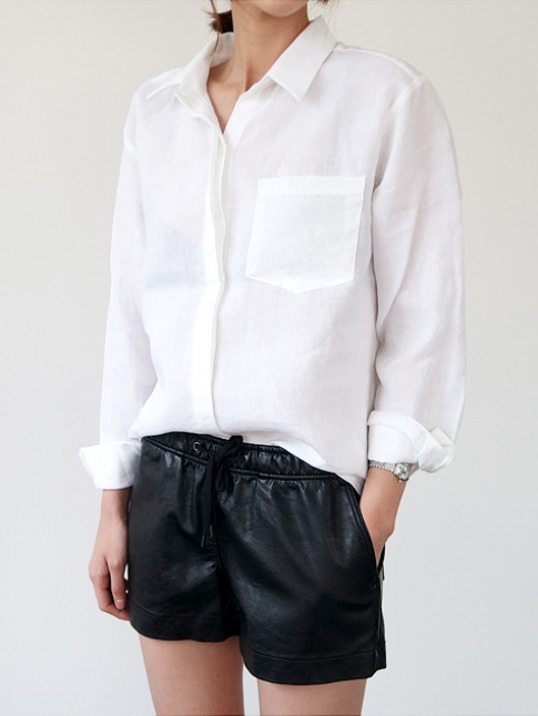 Dclin en mode sporty et mix  une chemise blanche, le short en cuir gagne en portabilit