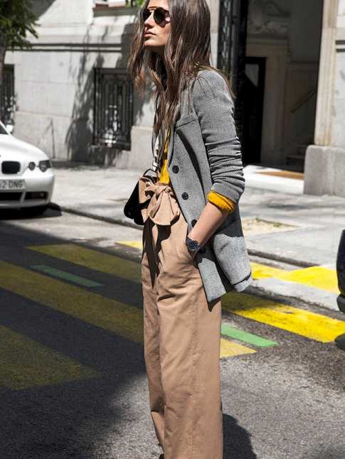 Camel + jaune moutarde + gris = le bon mix