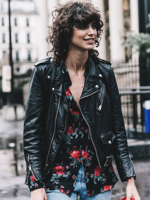 Cette saison, la chemise fleurie sur fond noir tente de remplacer son homologue en denim