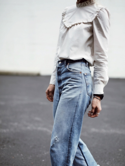 Blouse sobrement victorienne + jean flare court sur la cheville = le bon mix