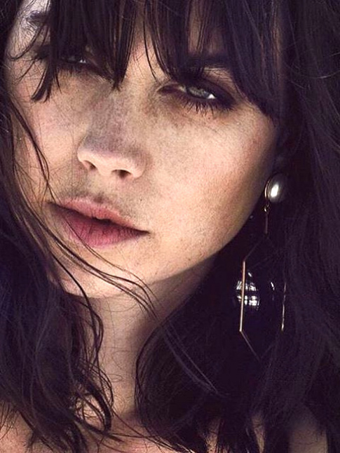 L'air du temps est plus que jamais aux boucles d'oreilles statement !