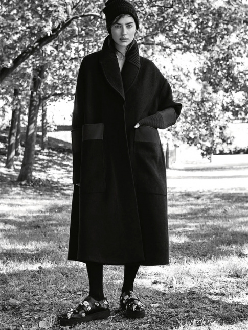 Avec son bord-cte intgr et son volume oversize, ce manteau carbone Victoria Beckham a tout bon !